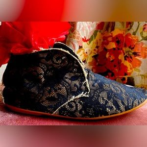 Beautiful Italian black lace slipper bootie shoes. Size 36.